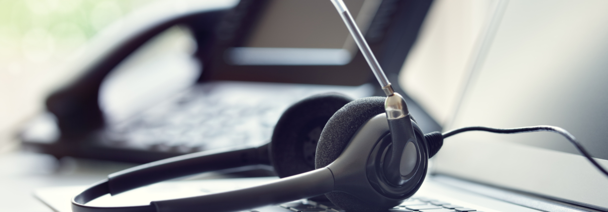 Headset liegt auf Laptop