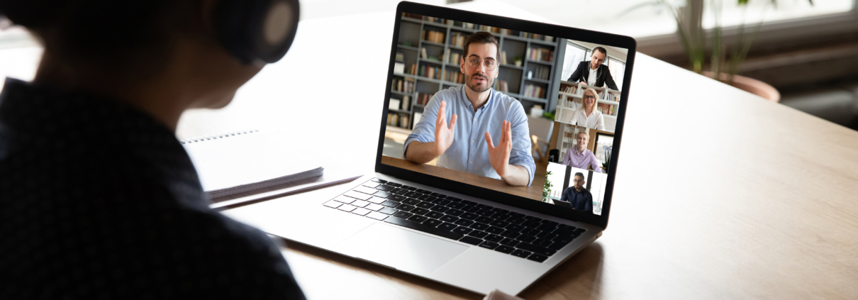 Video-Konferenz auf Laptop am Schreibtisch